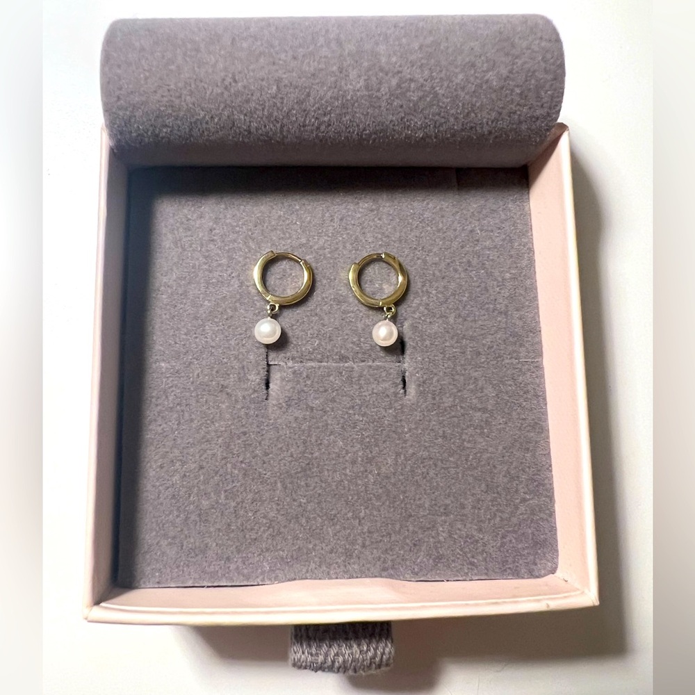 Astrid & Miyu Pearl Huggies